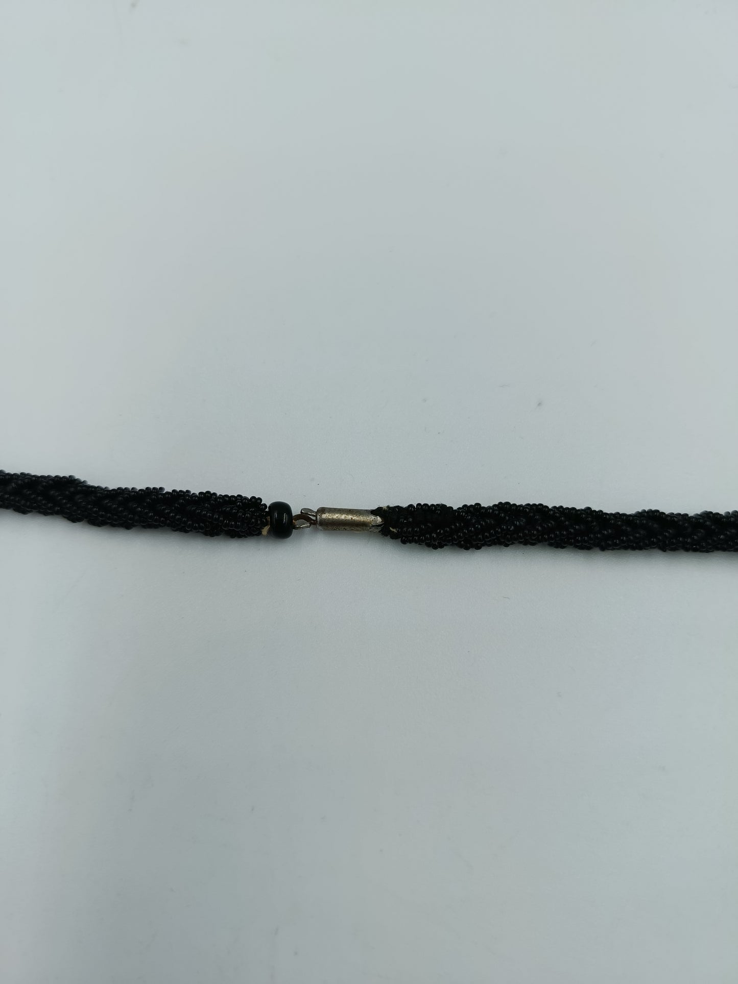 Schwarze Glasperlenkette im Twist-Design