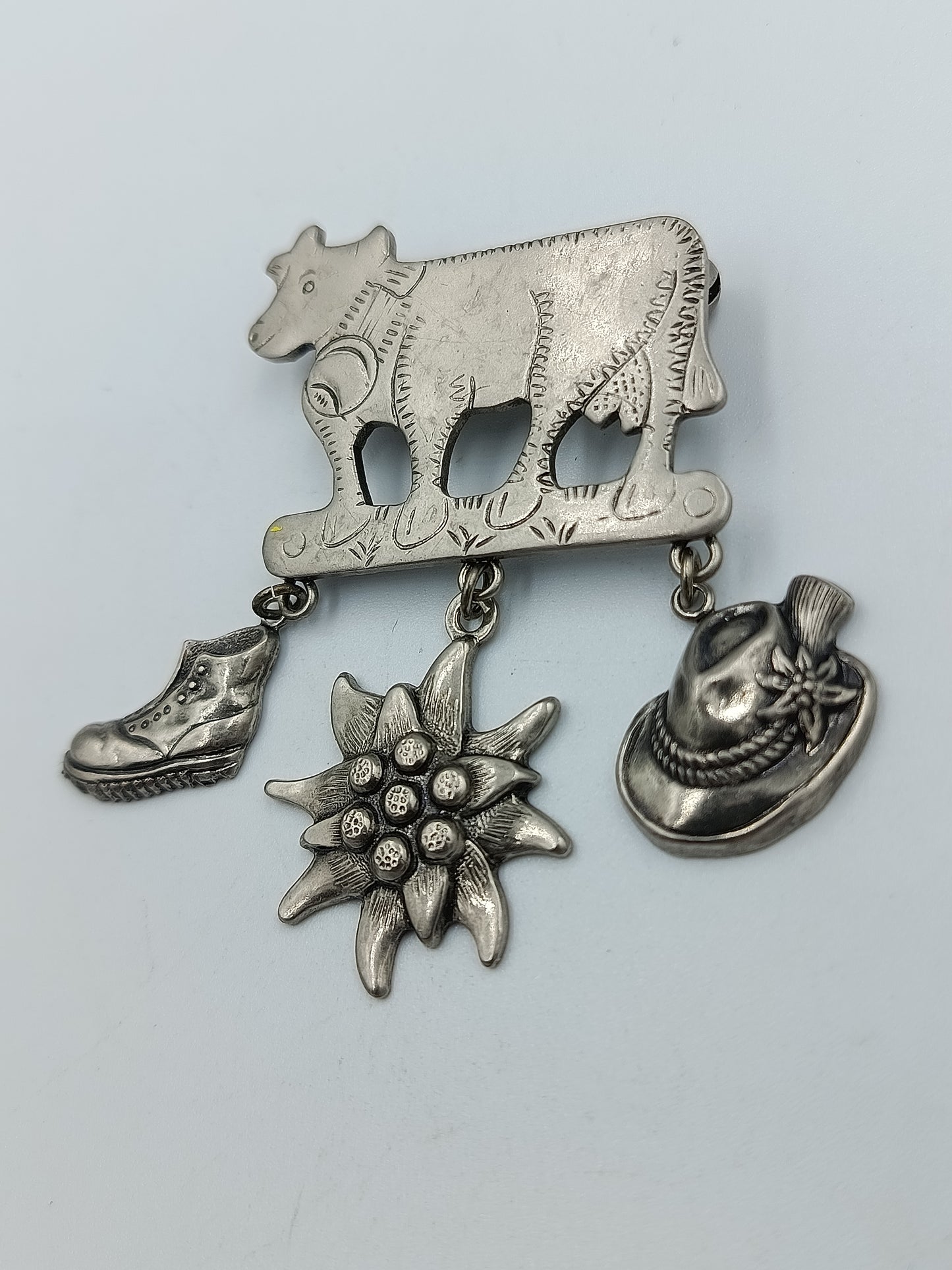 Trachtenbrosche „Kuh mit Anhängern“