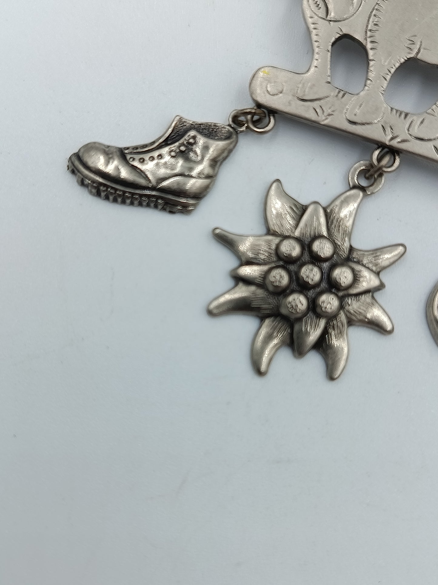 Trachtenbrosche „Kuh mit Anhängern“