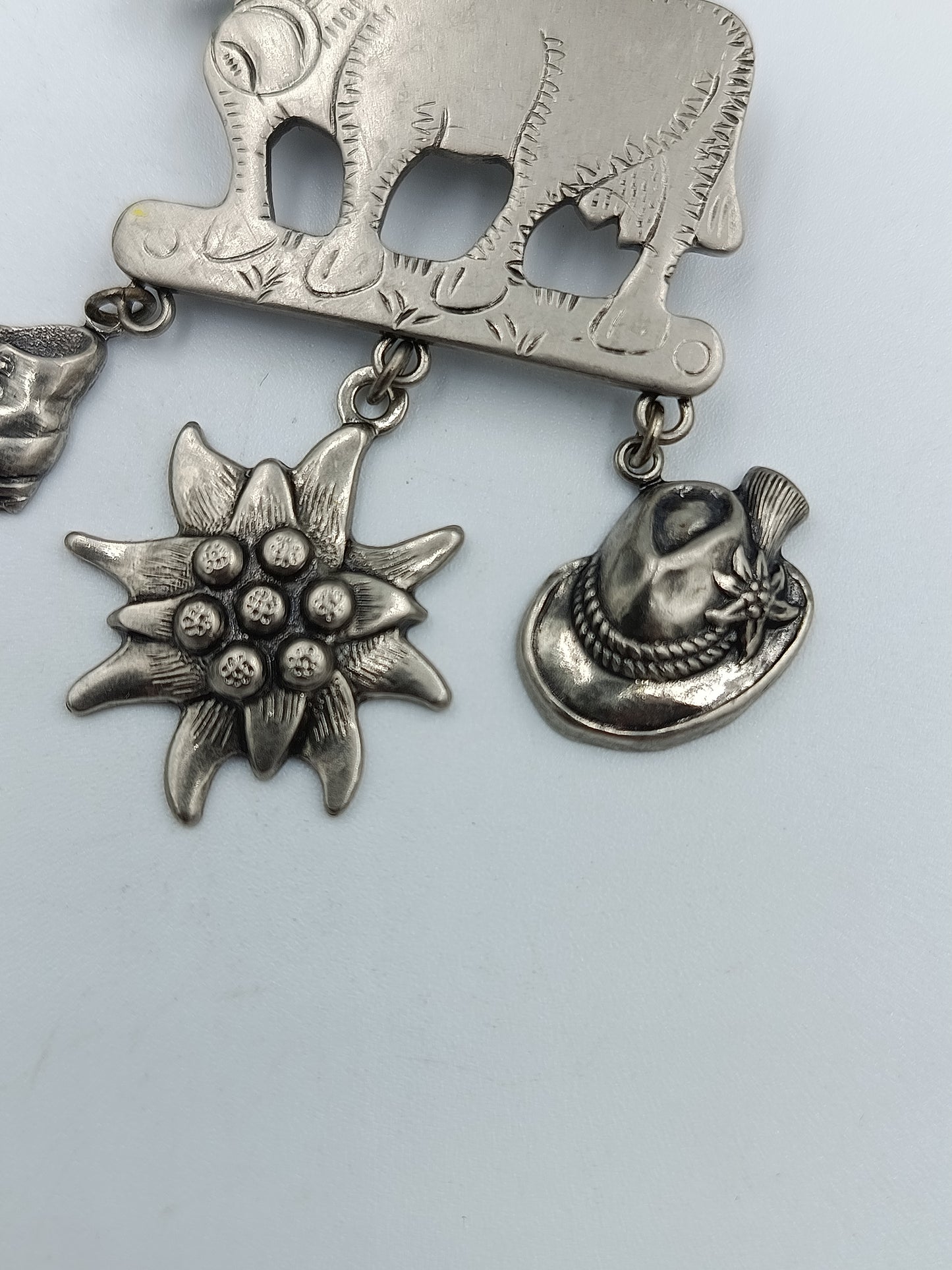 Trachtenbrosche „Kuh mit Anhängern“