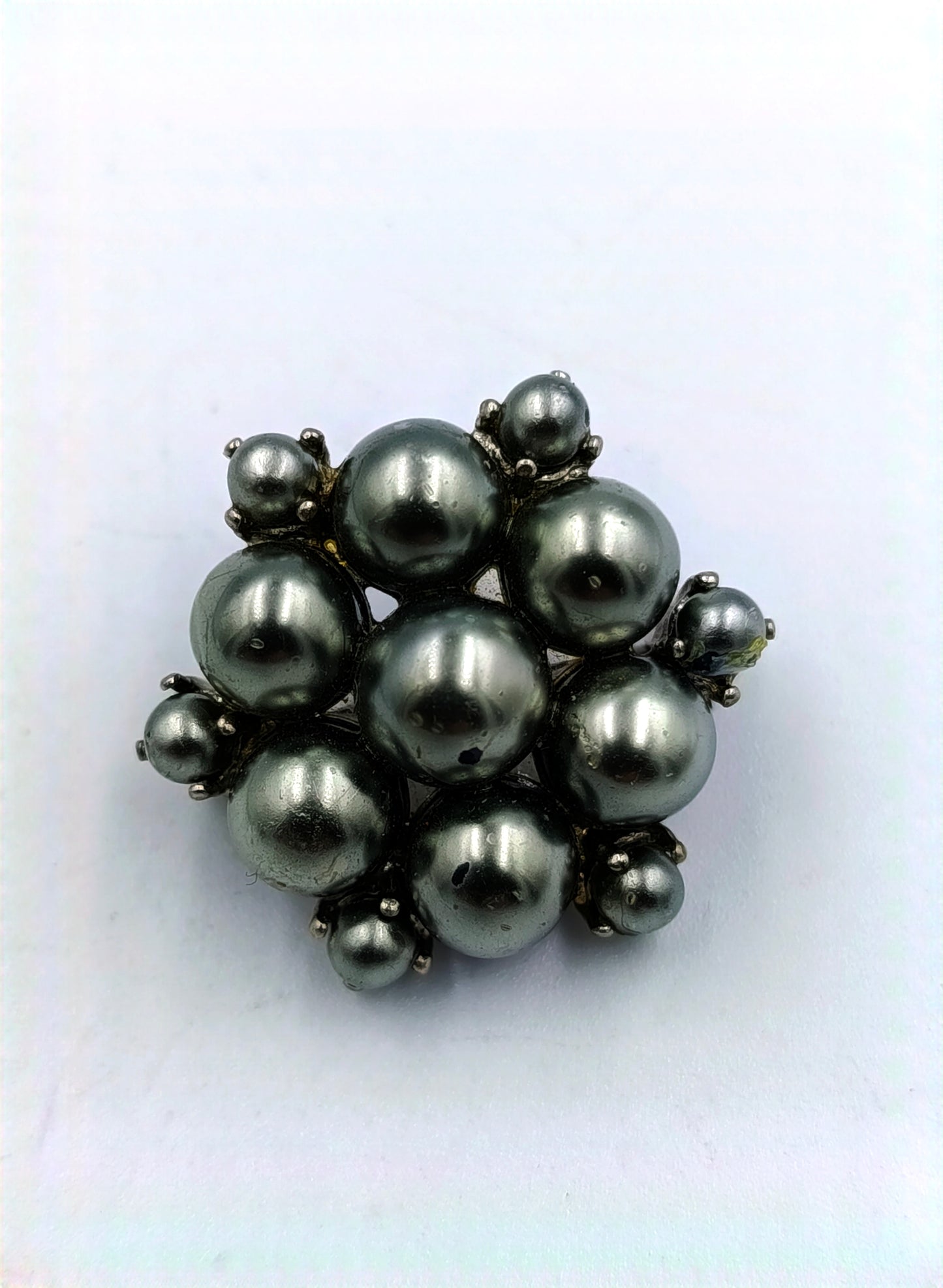 Vintage Brosche mit grauen Kunstperlen