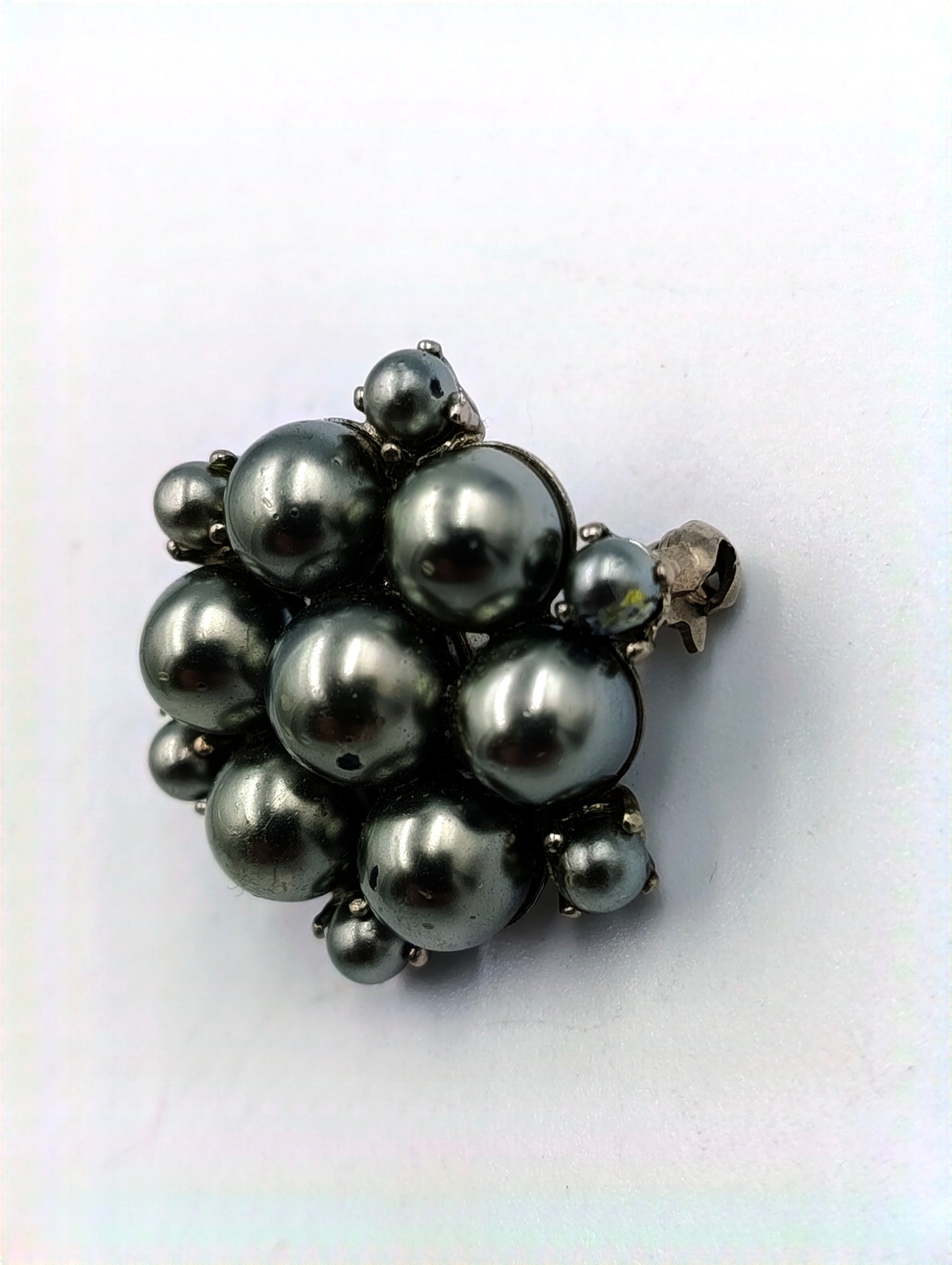 Vintage Brosche mit grauen Kunstperlen