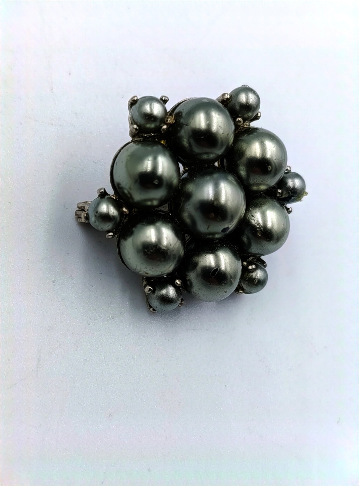 Vintage Brosche mit grauen Kunstperlen