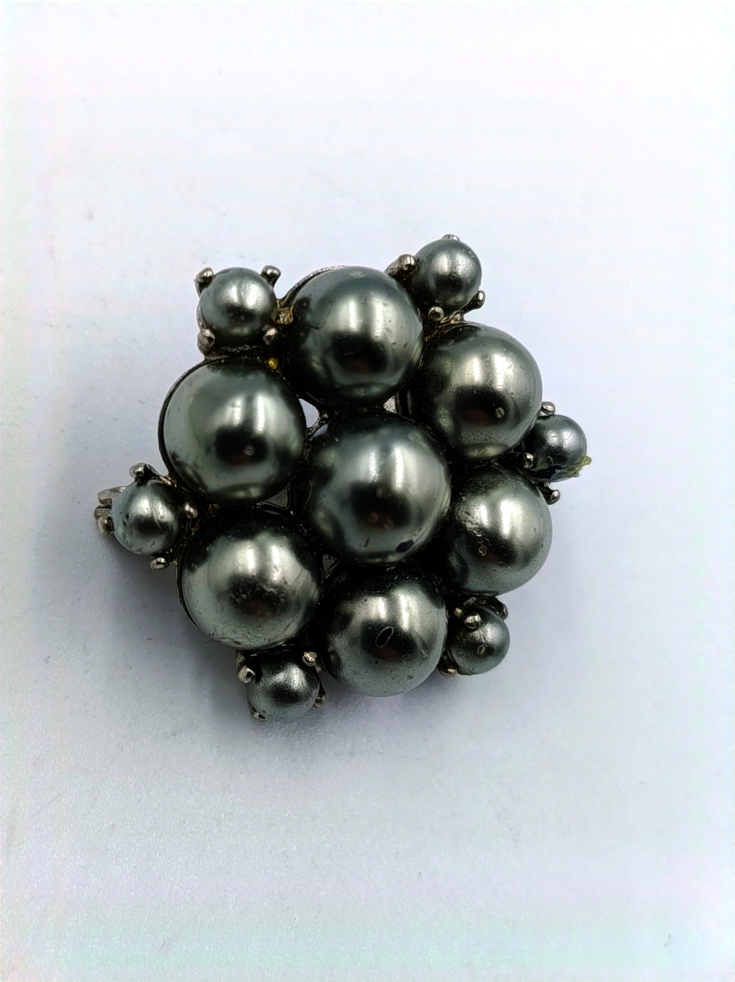 Vintage Brosche mit grauen Kunstperlen