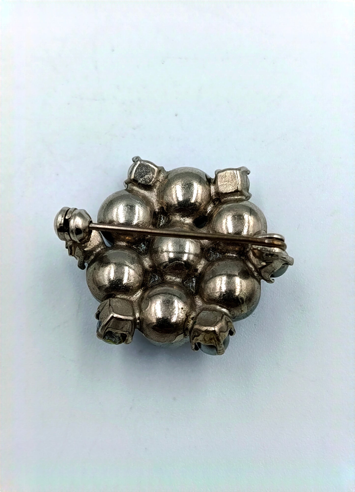 Vintage Brosche mit grauen Kunstperlen