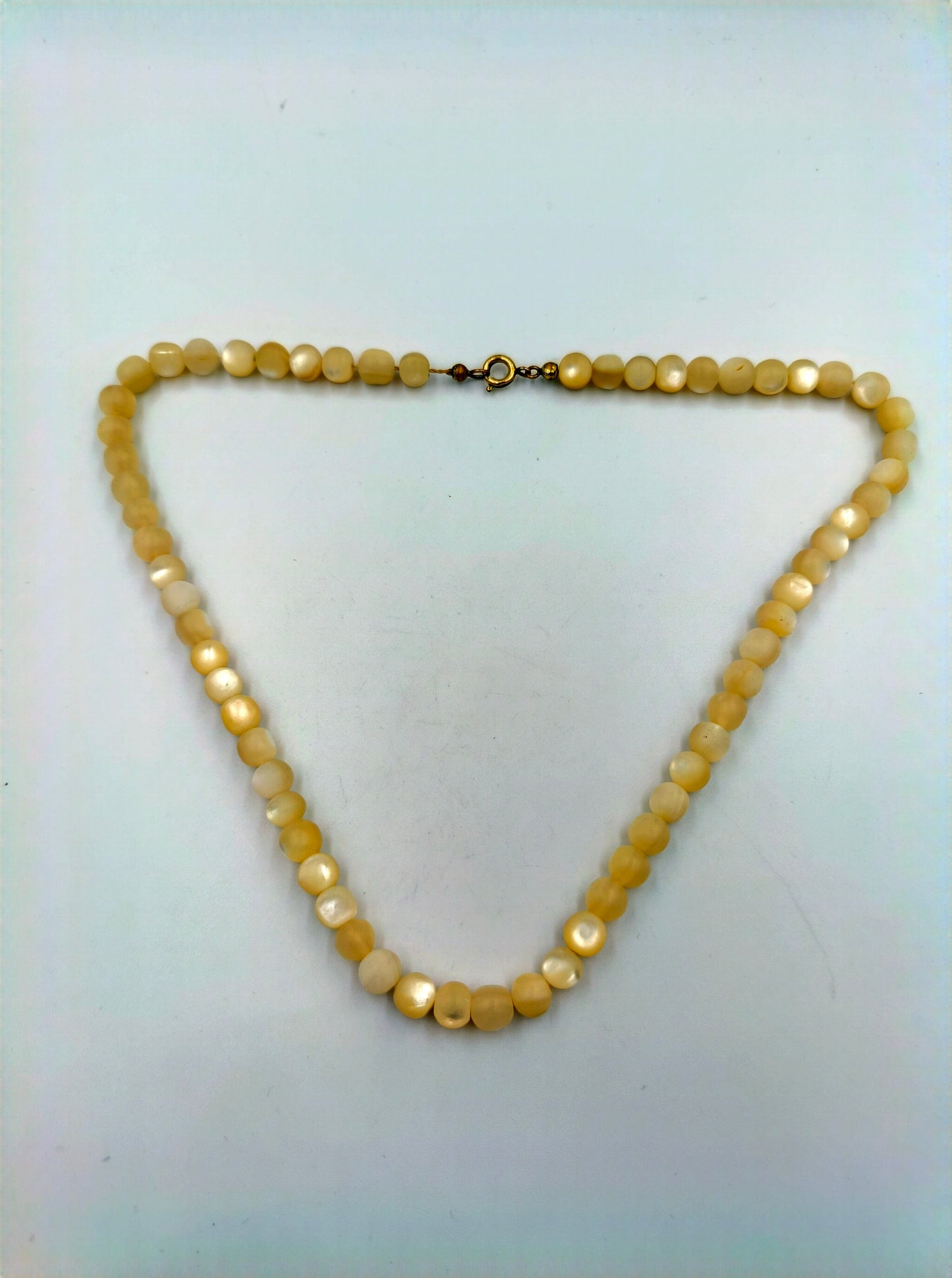 Halskette aus cremefarbenen Perlmuttperlen