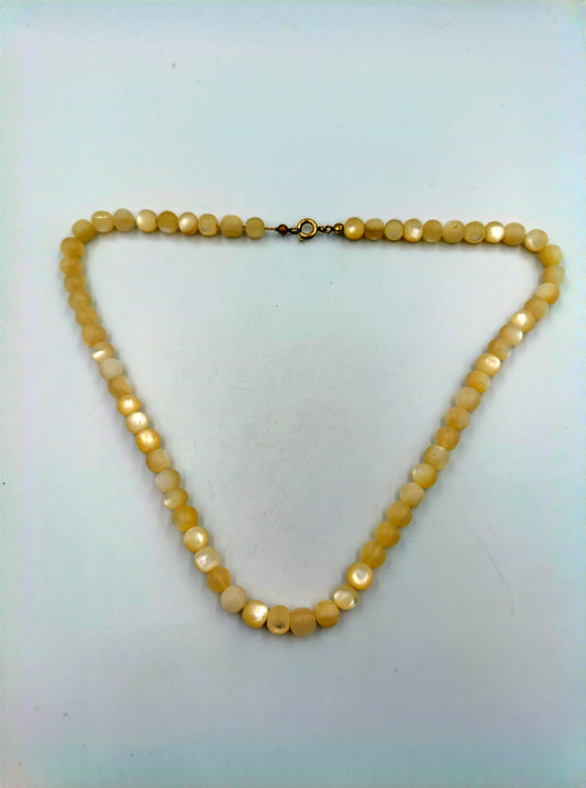 Halskette aus cremefarbenen Perlmuttperlen