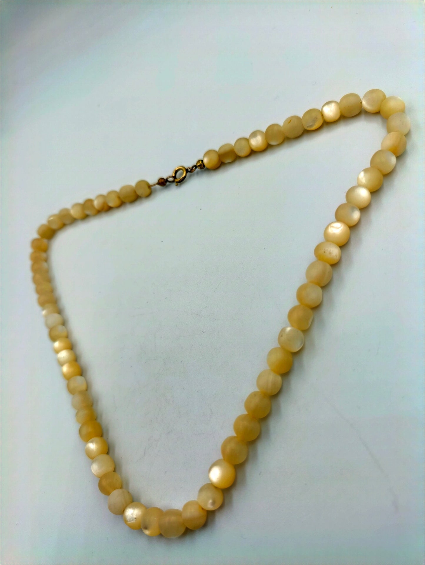 Halskette aus cremefarbenen Perlmuttperlen