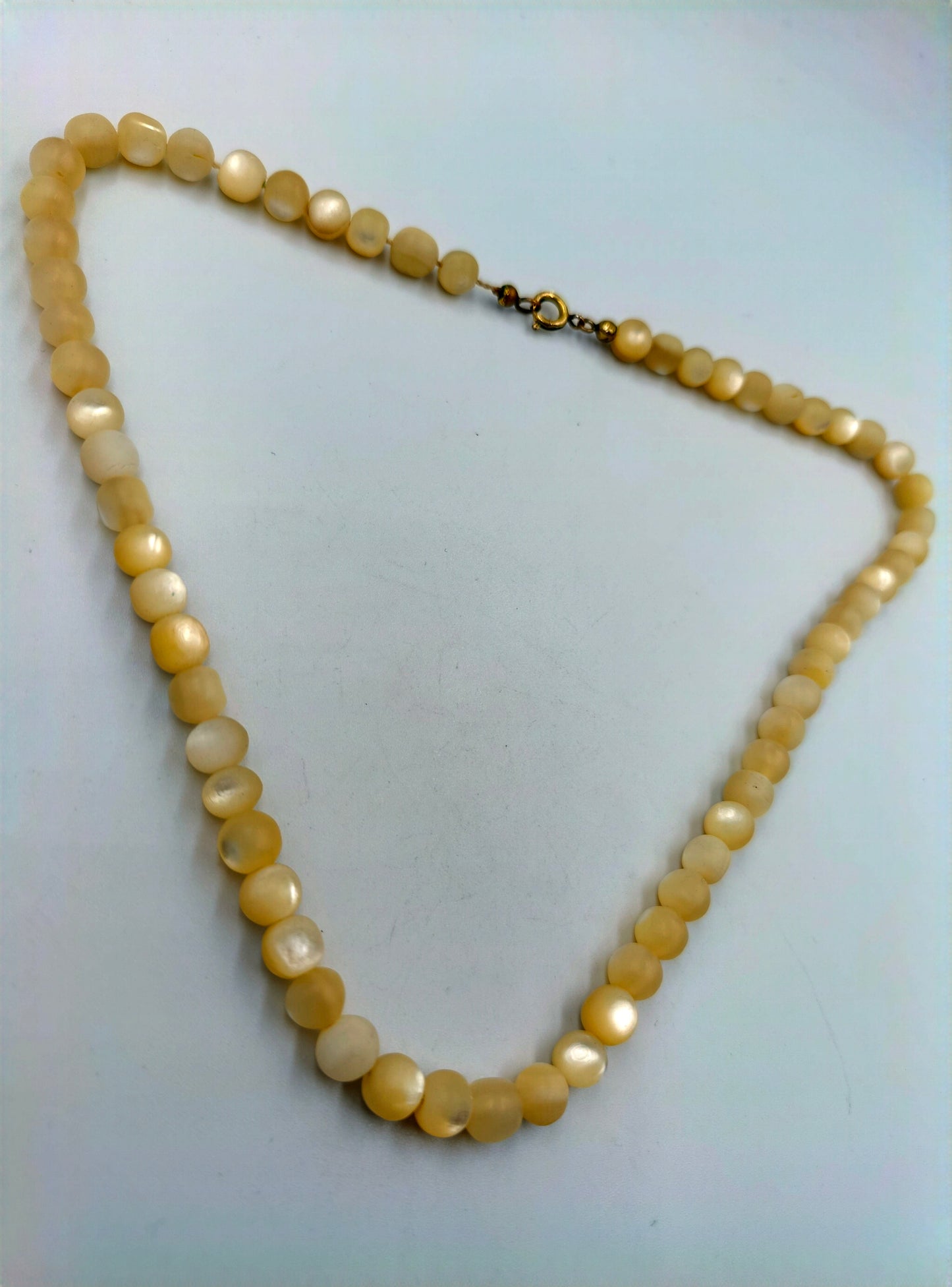 Halskette aus cremefarbenen Perlmuttperlen