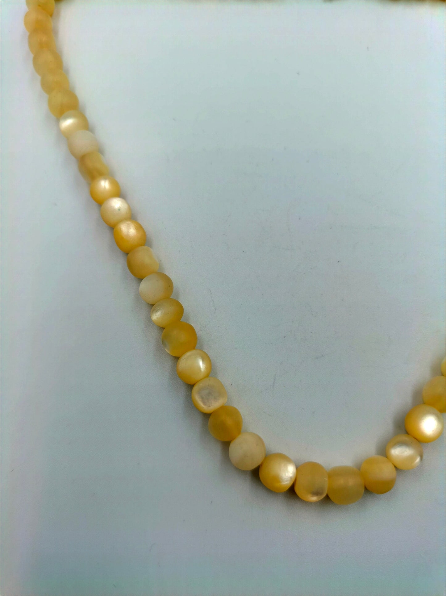 Halskette aus cremefarbenen Perlmuttperlen