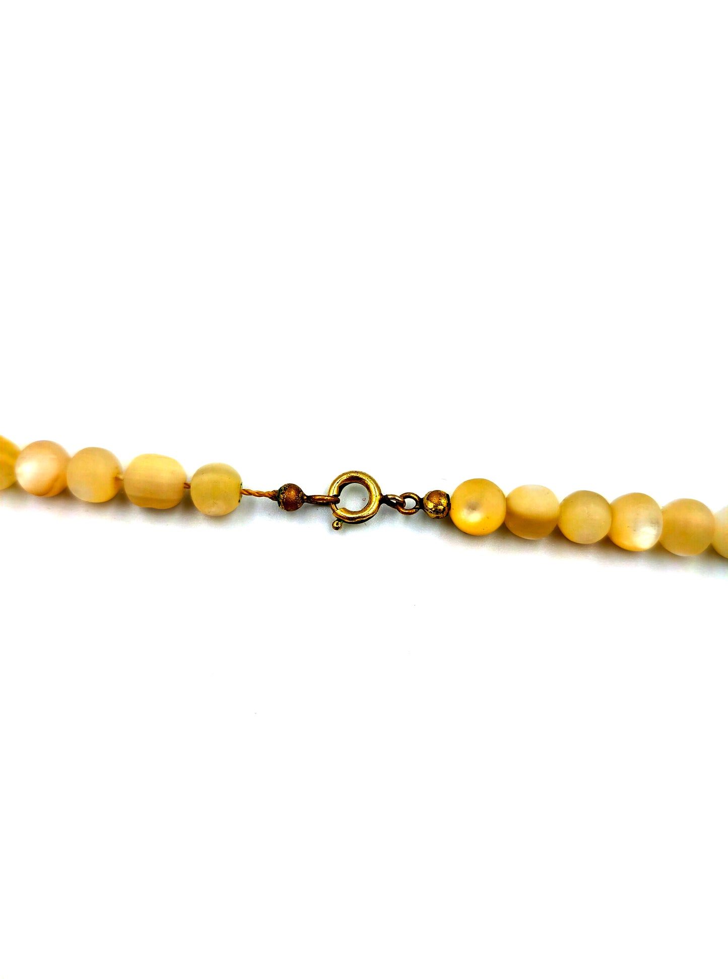 Halskette aus cremefarbenen Perlmuttperlen