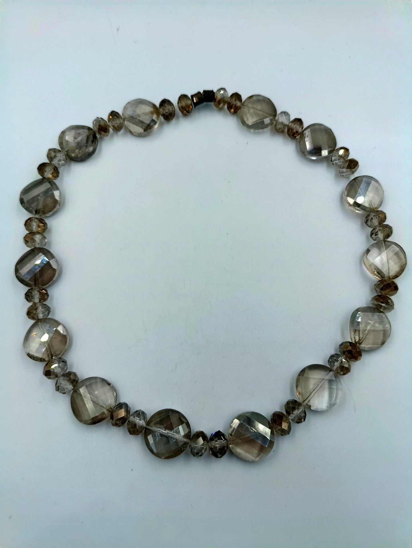 Glasperlenkette in Rauchgrau, facettiert