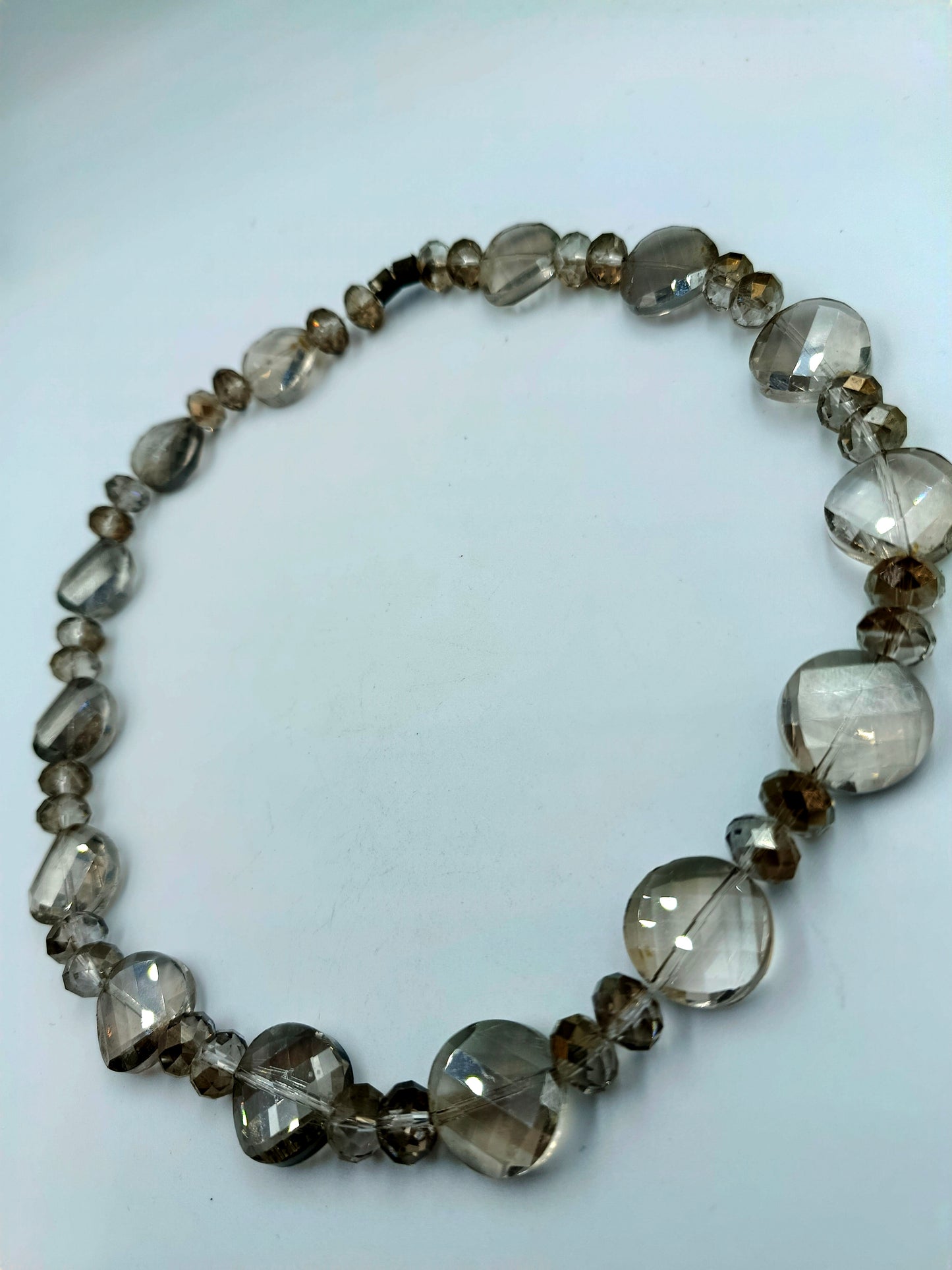 Glasperlenkette in Rauchgrau, facettiert