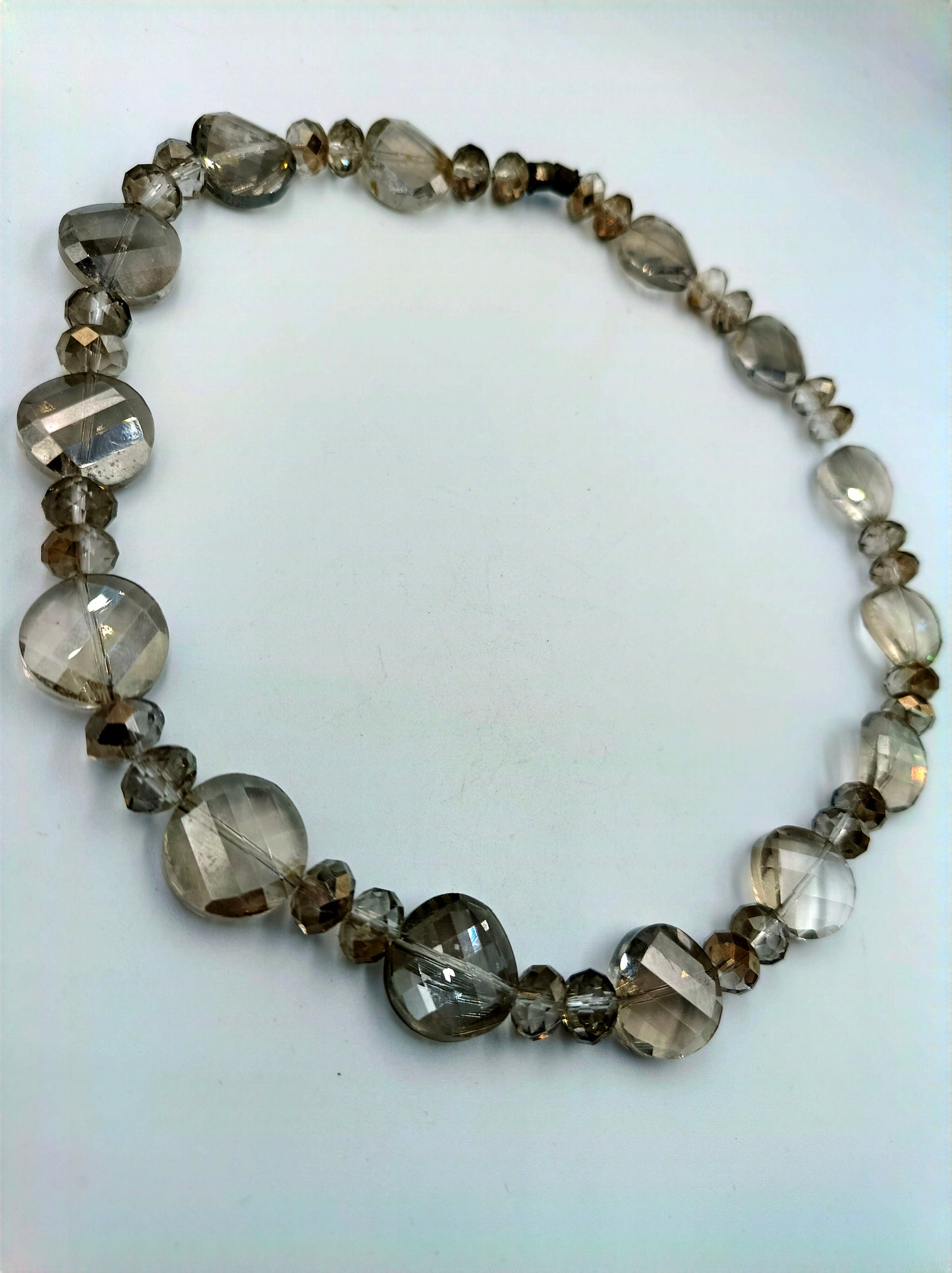Glasperlenkette in Rauchgrau, facettiert