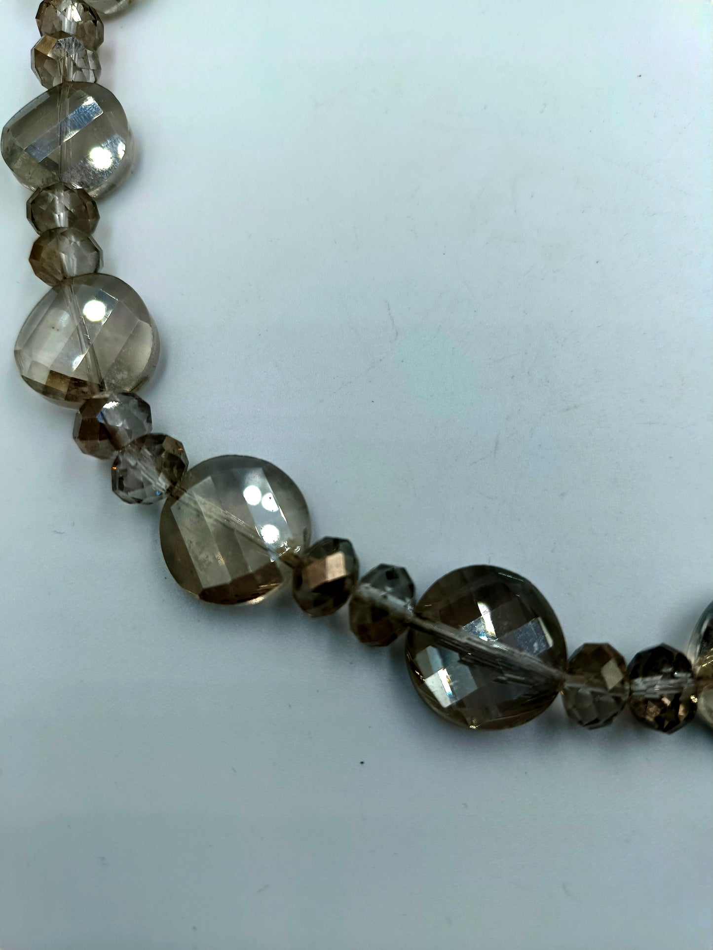 Glasperlenkette in Rauchgrau, facettiert