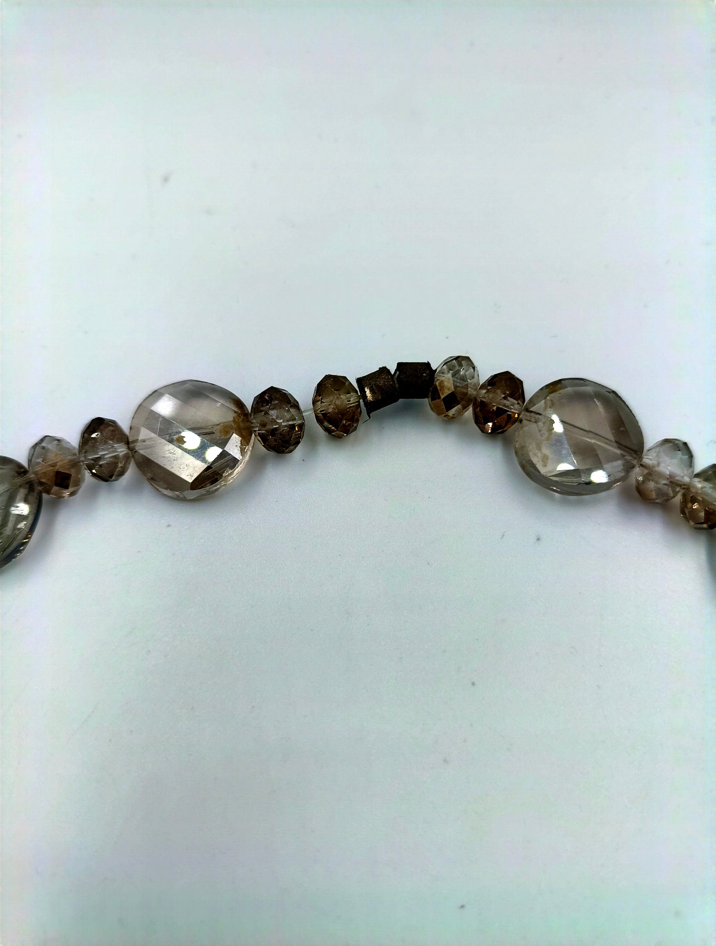 Glasperlenkette in Rauchgrau, facettiert