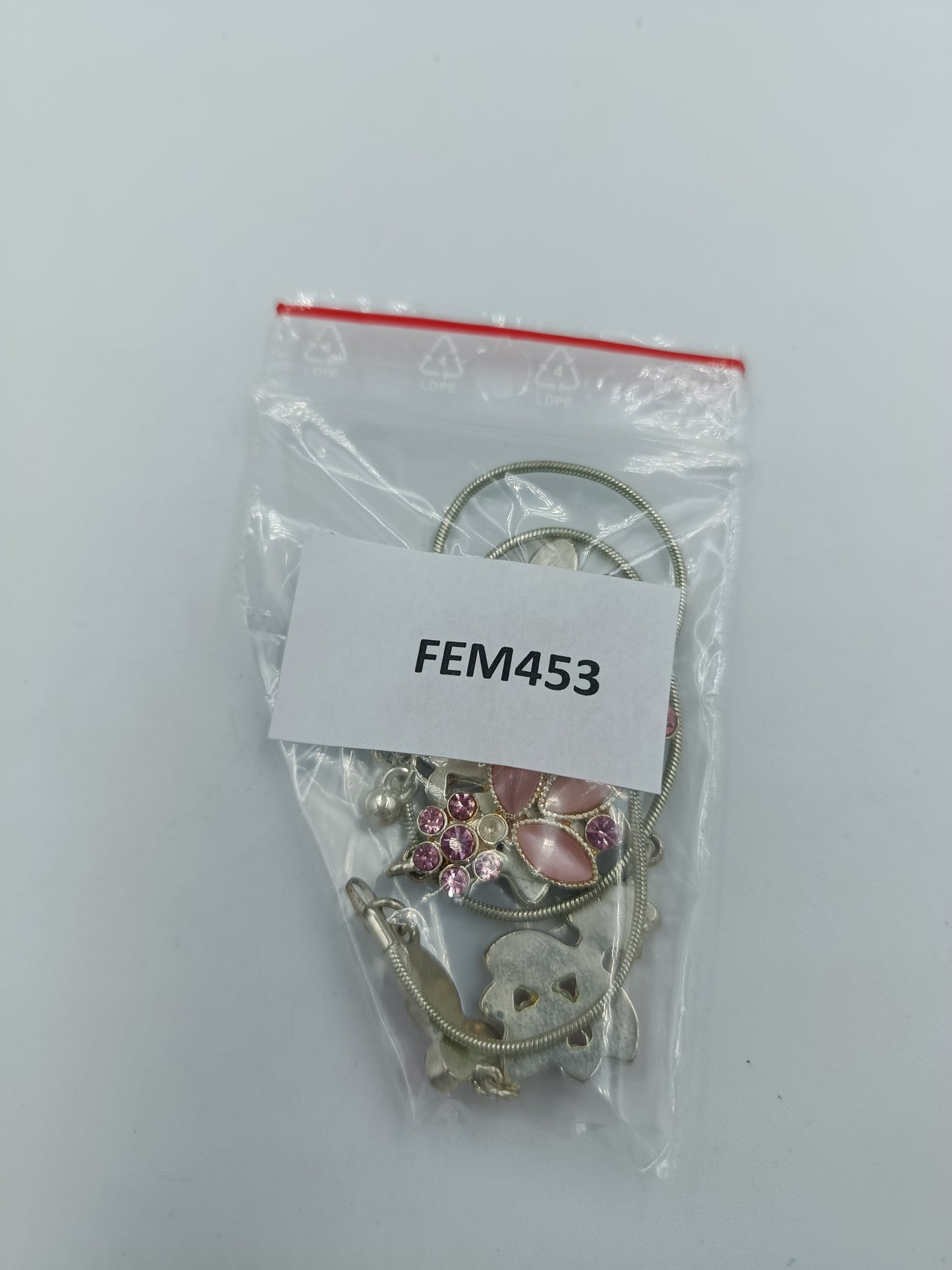 kette mit pinken Blüten