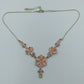kette mit pinken Blüten