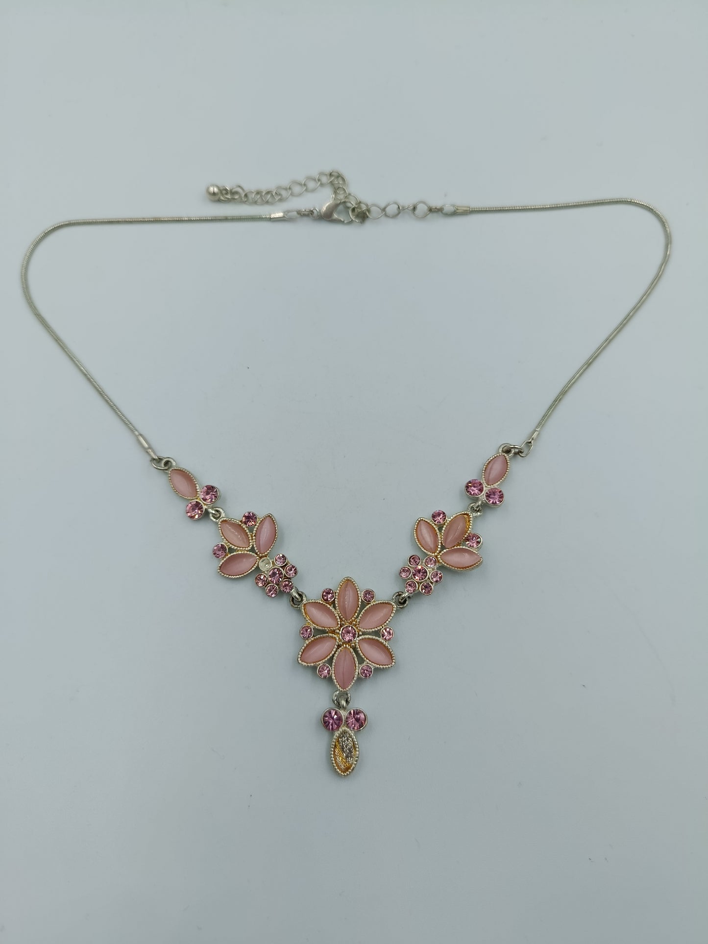 kette mit pinken Blüten