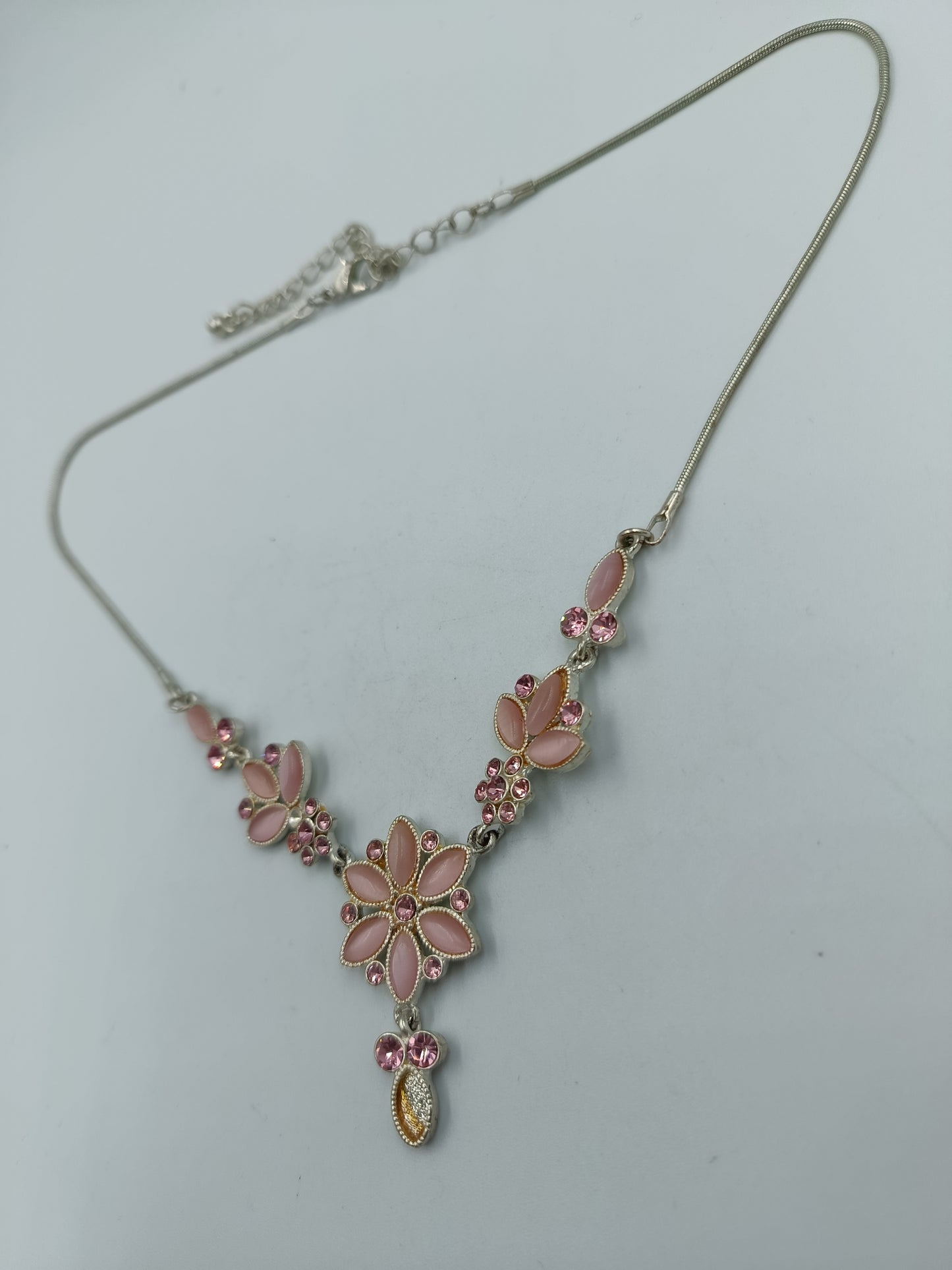 kette mit pinken Blüten