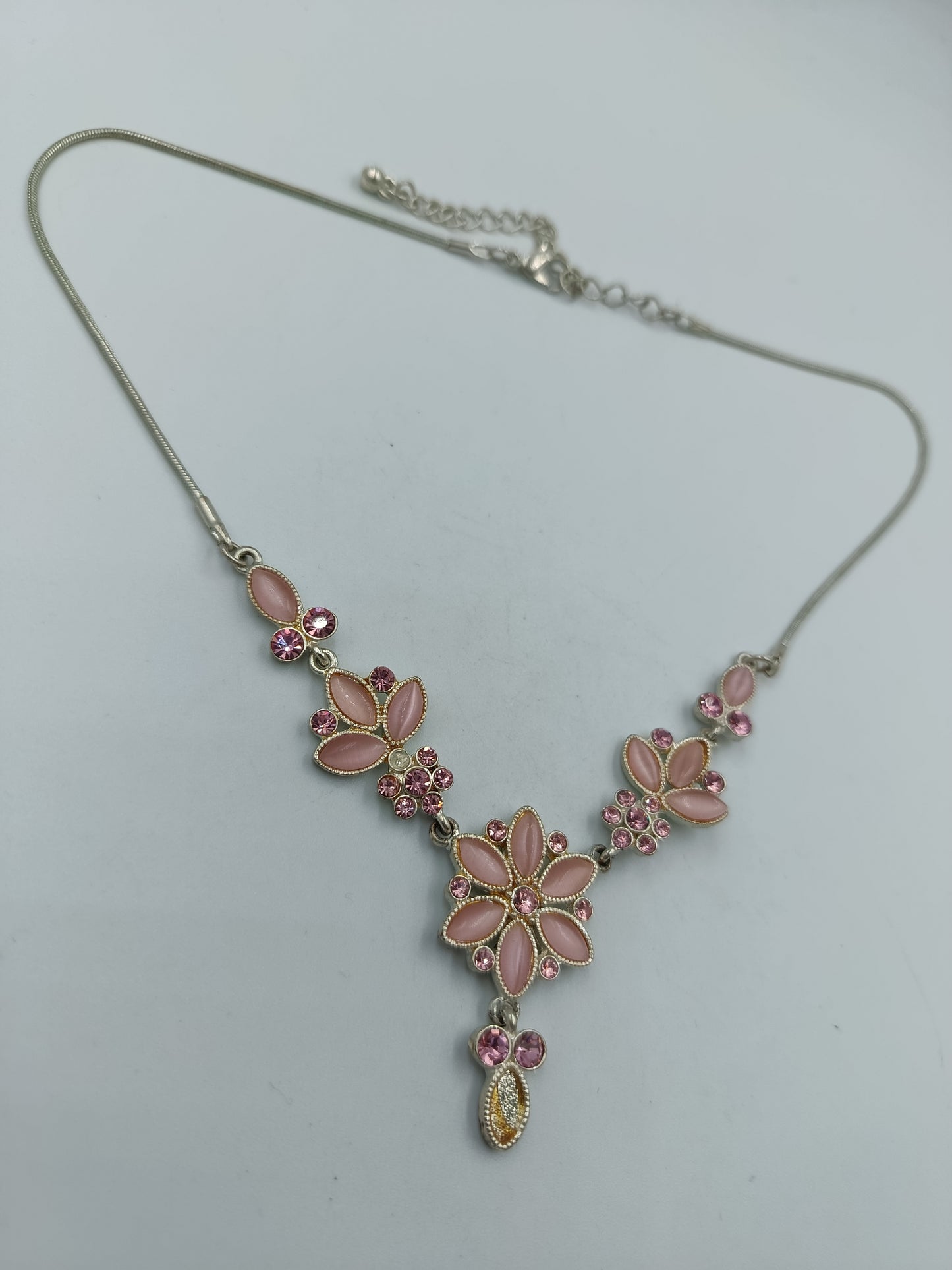 kette mit pinken Blüten