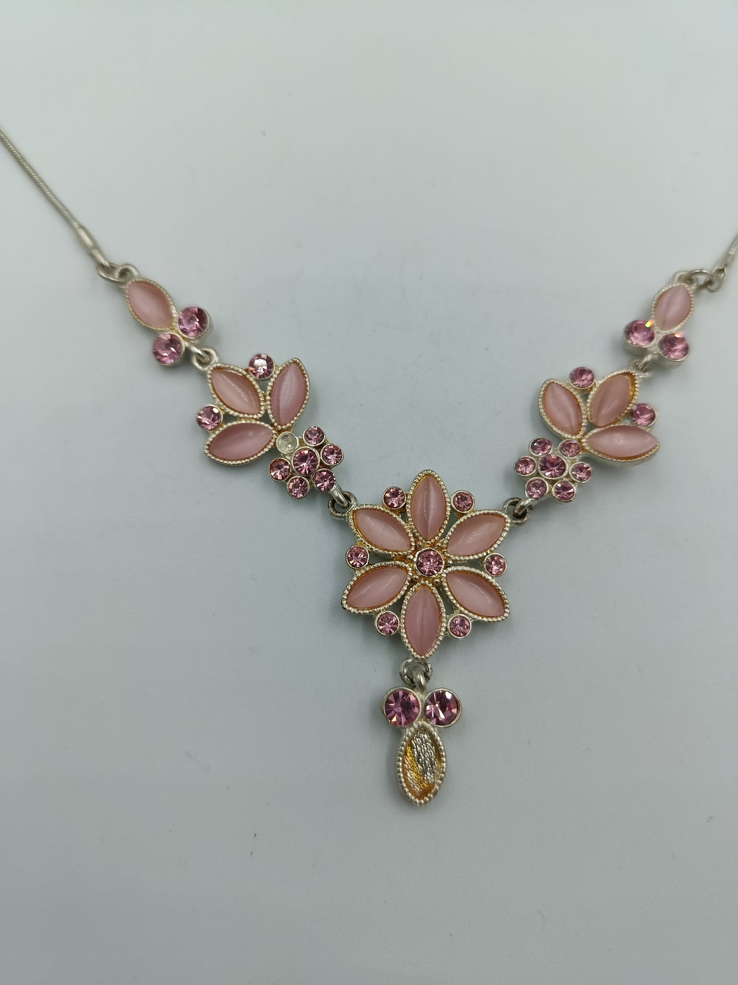 kette mit pinken Blüten