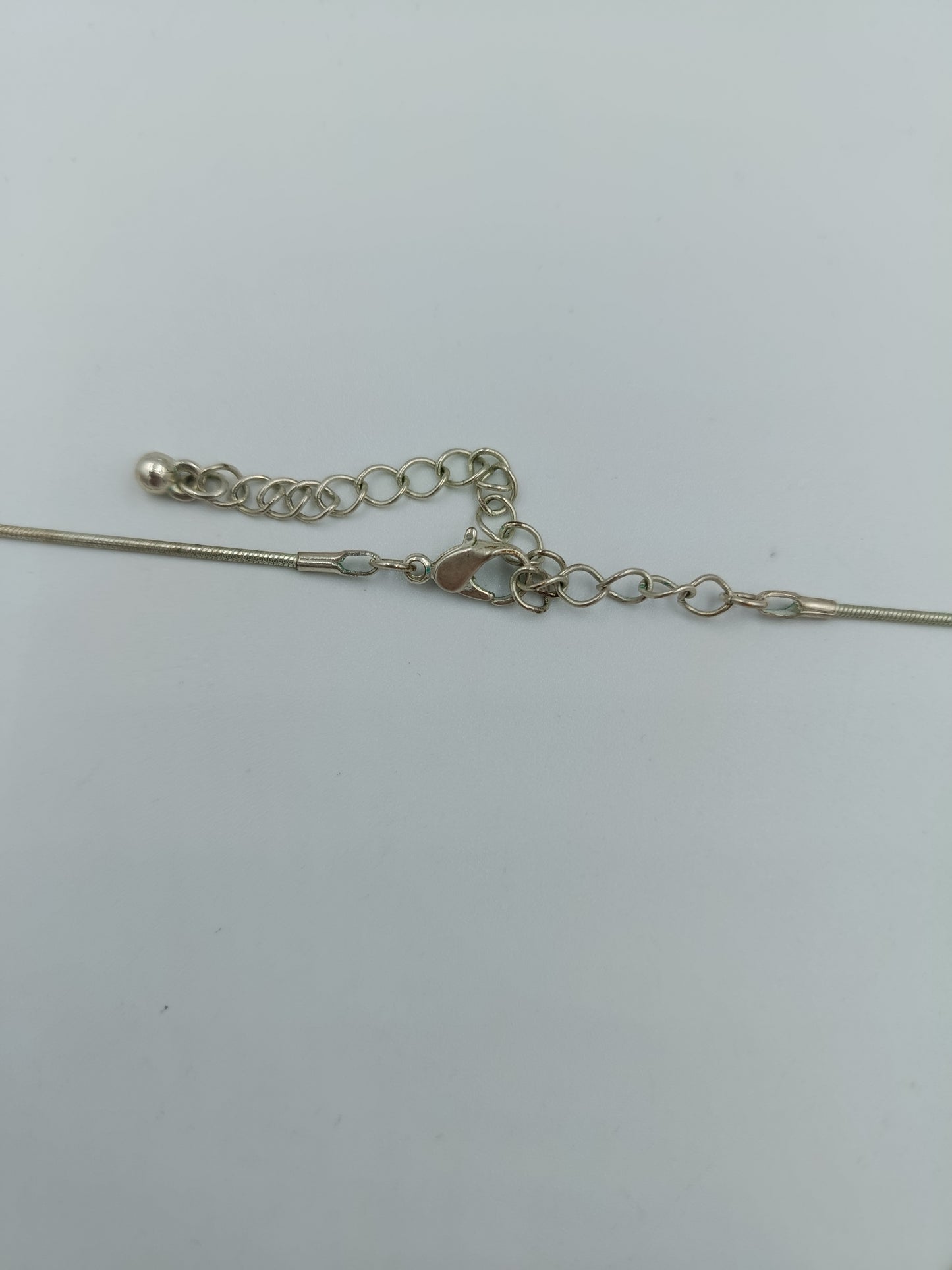 kette mit pinken Blüten