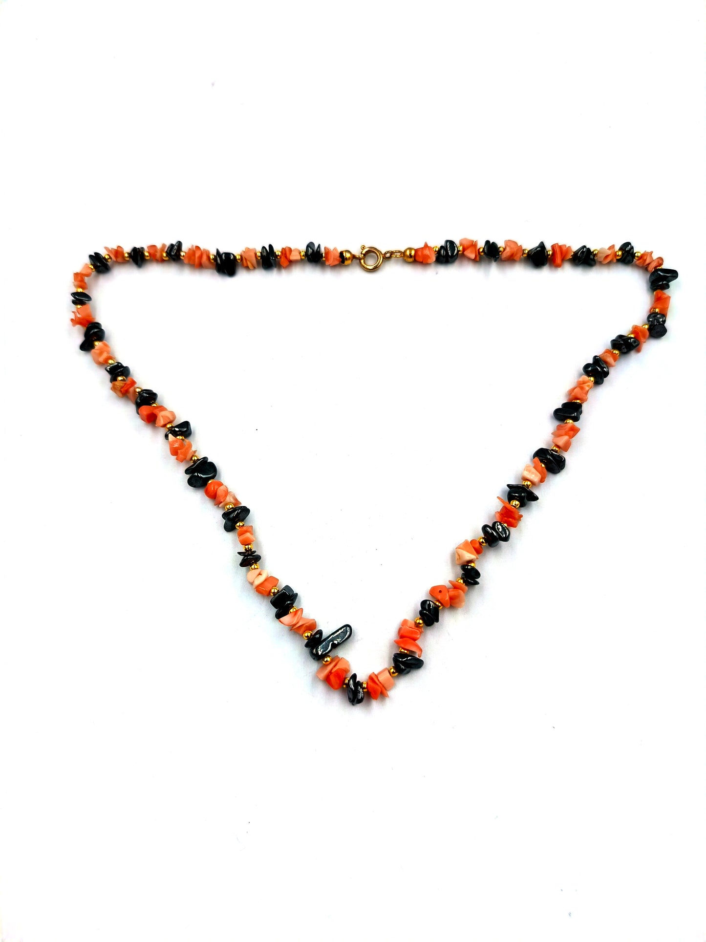 Halskette mit roten und schwarzen Steinchips