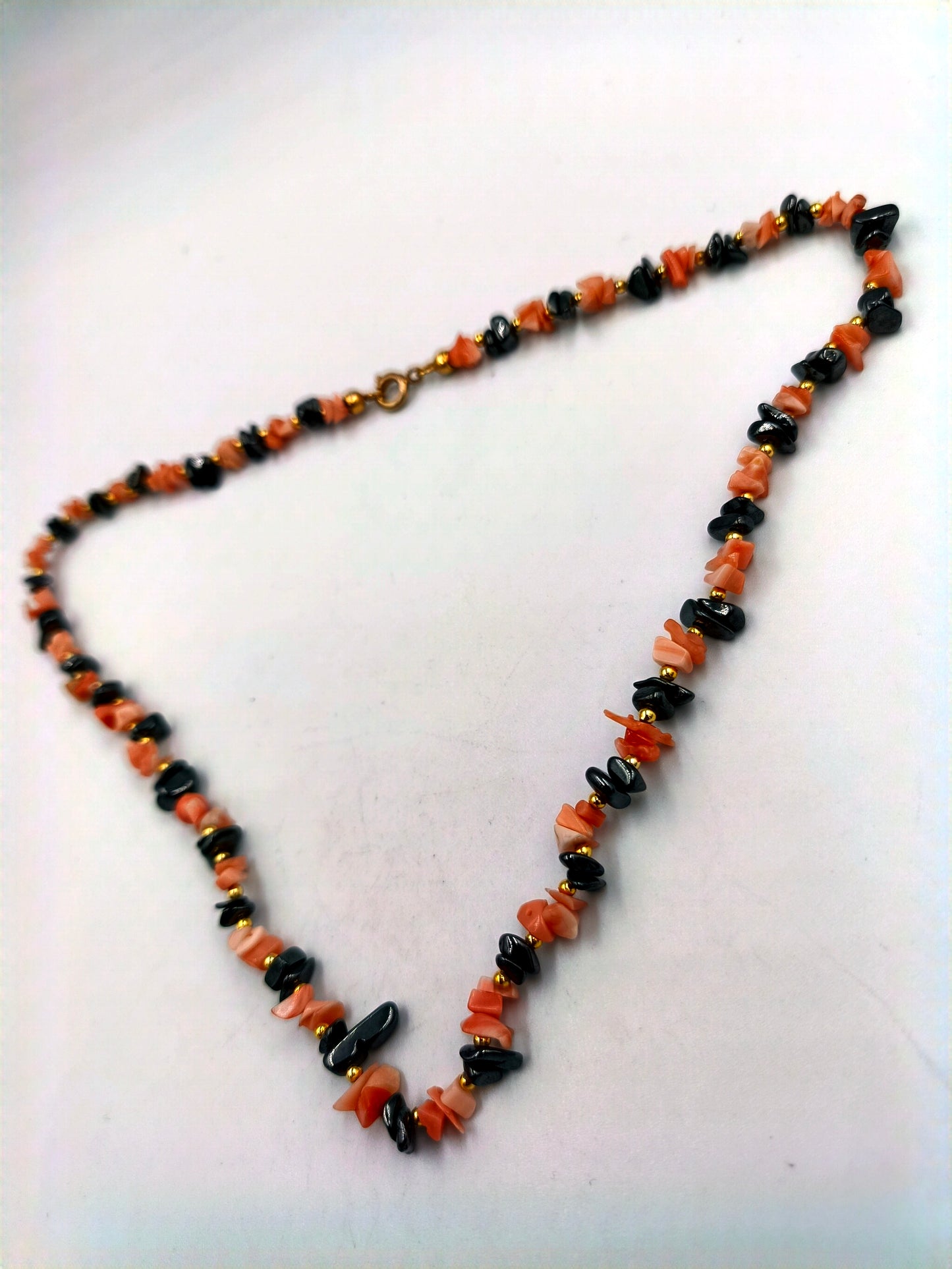 Halskette mit roten und schwarzen Steinchips