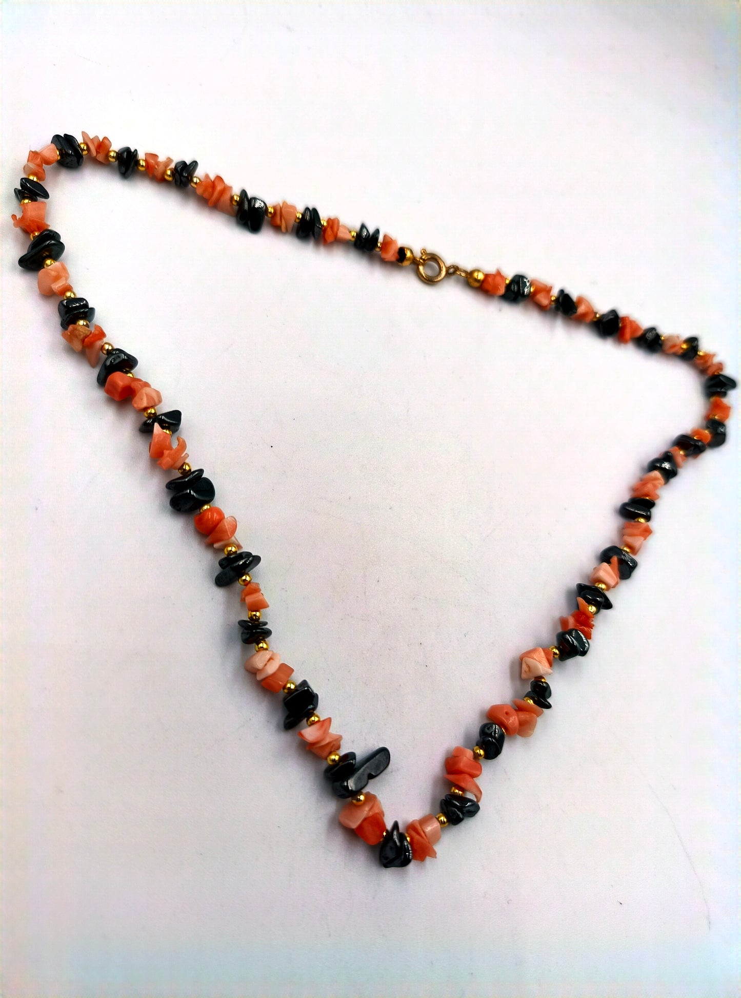 Halskette mit roten und schwarzen Steinchips