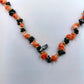 Halskette mit roten und schwarzen Steinchips