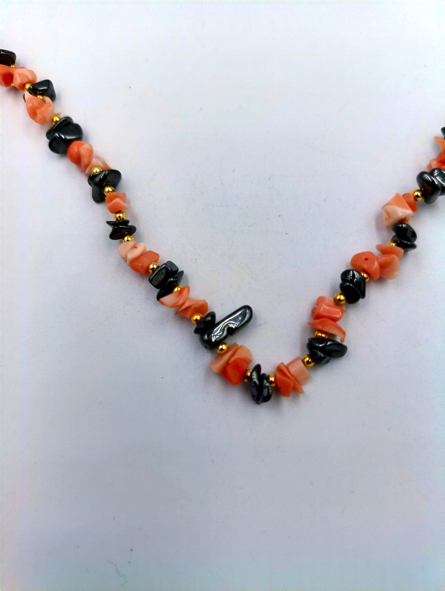 Halskette mit roten und schwarzen Steinchips