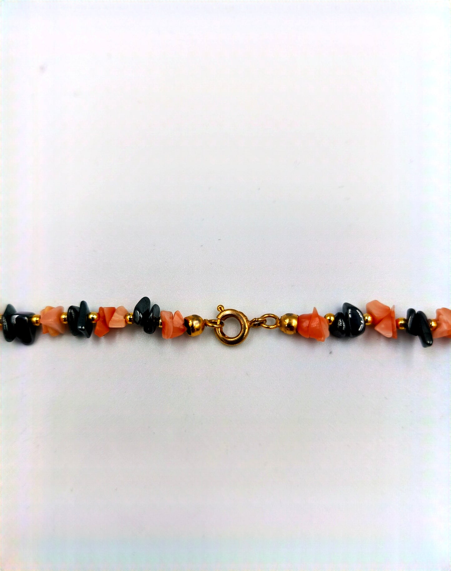 Halskette mit roten und schwarzen Steinchips