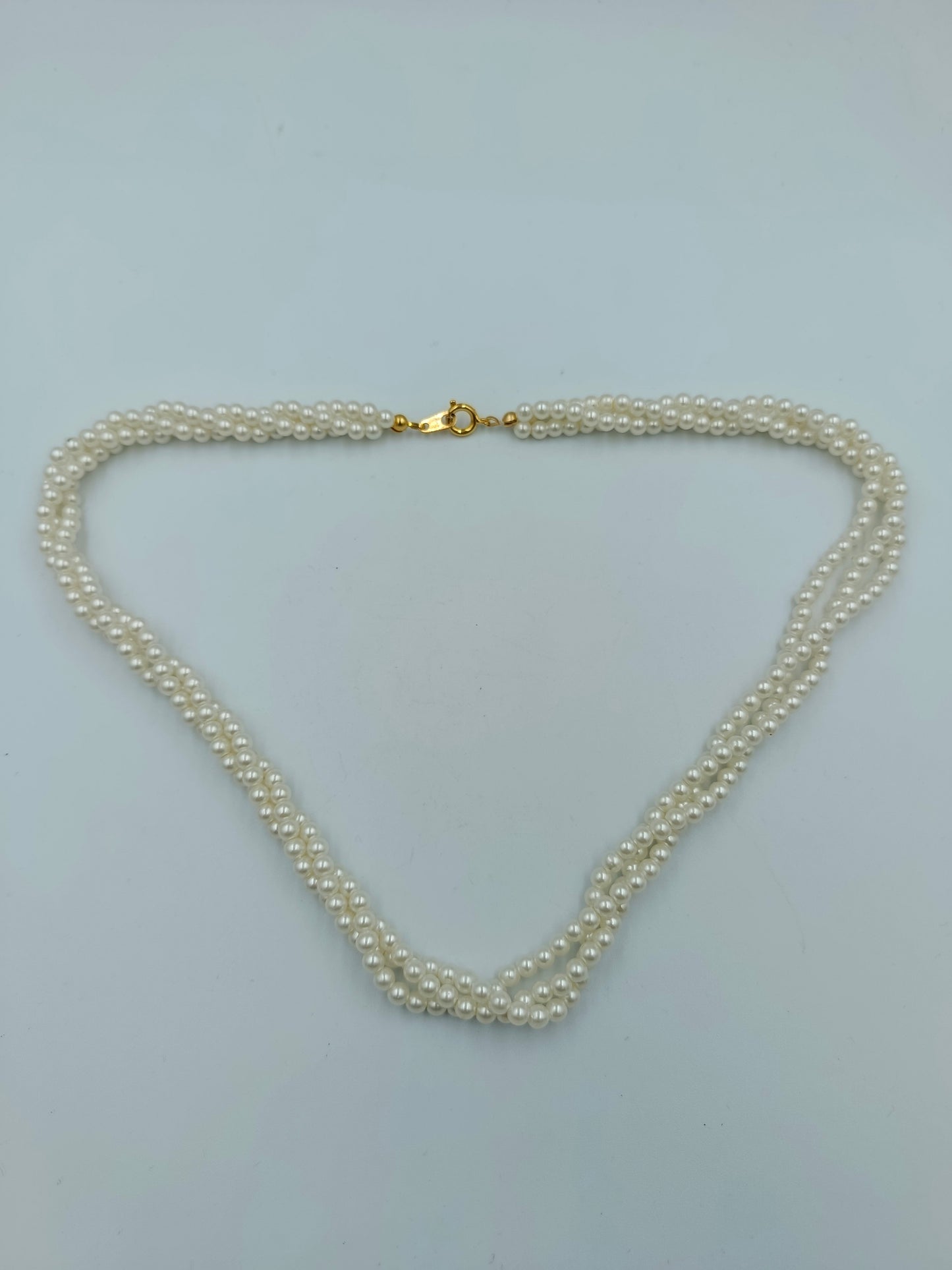 Zweireihige Perlenkette mit goldfarbenem Verschluss