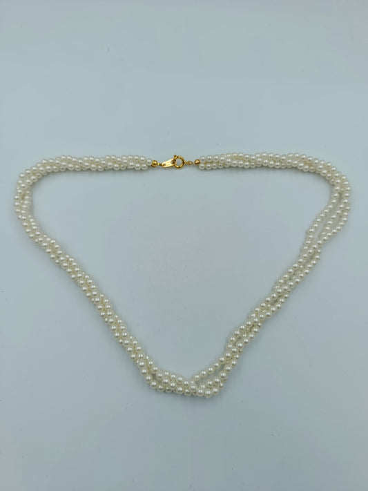 Zweireihige Perlenkette mit goldfarbenem Verschluss