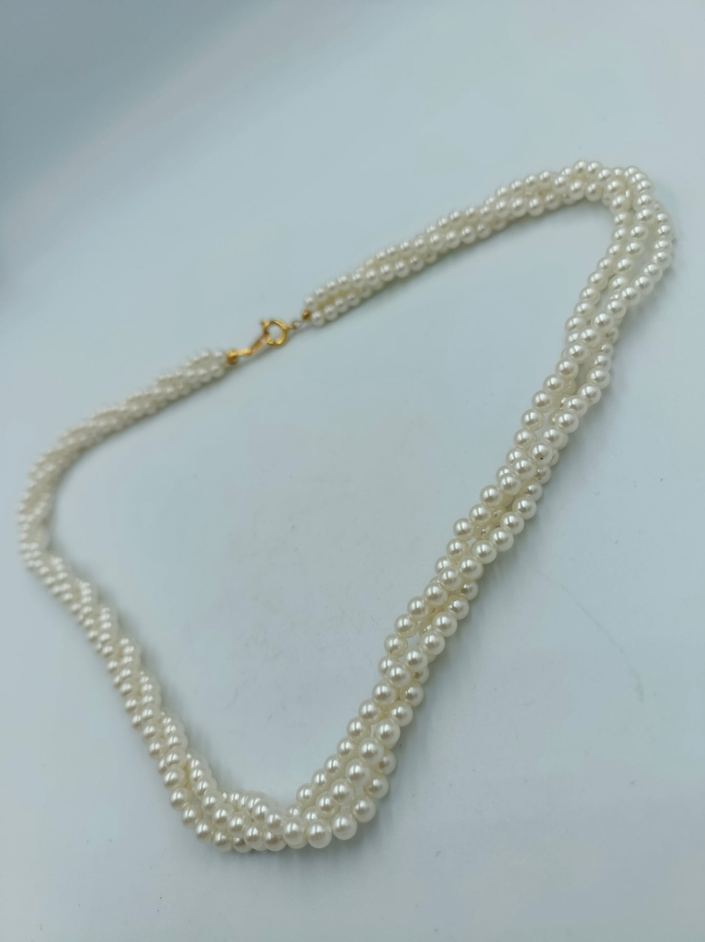 Zweireihige Perlenkette mit goldfarbenem Verschluss