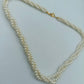 Zweireihige Perlenkette mit goldfarbenem Verschluss
