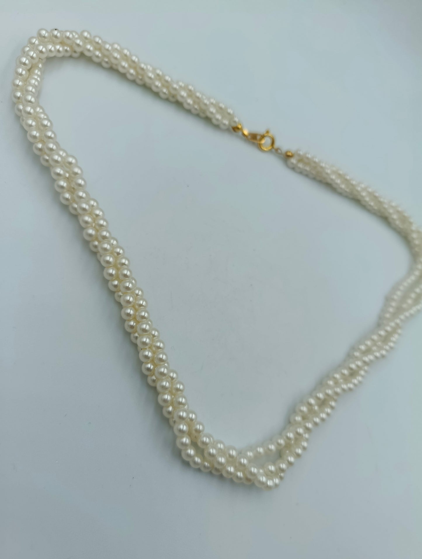 Zweireihige Perlenkette mit goldfarbenem Verschluss