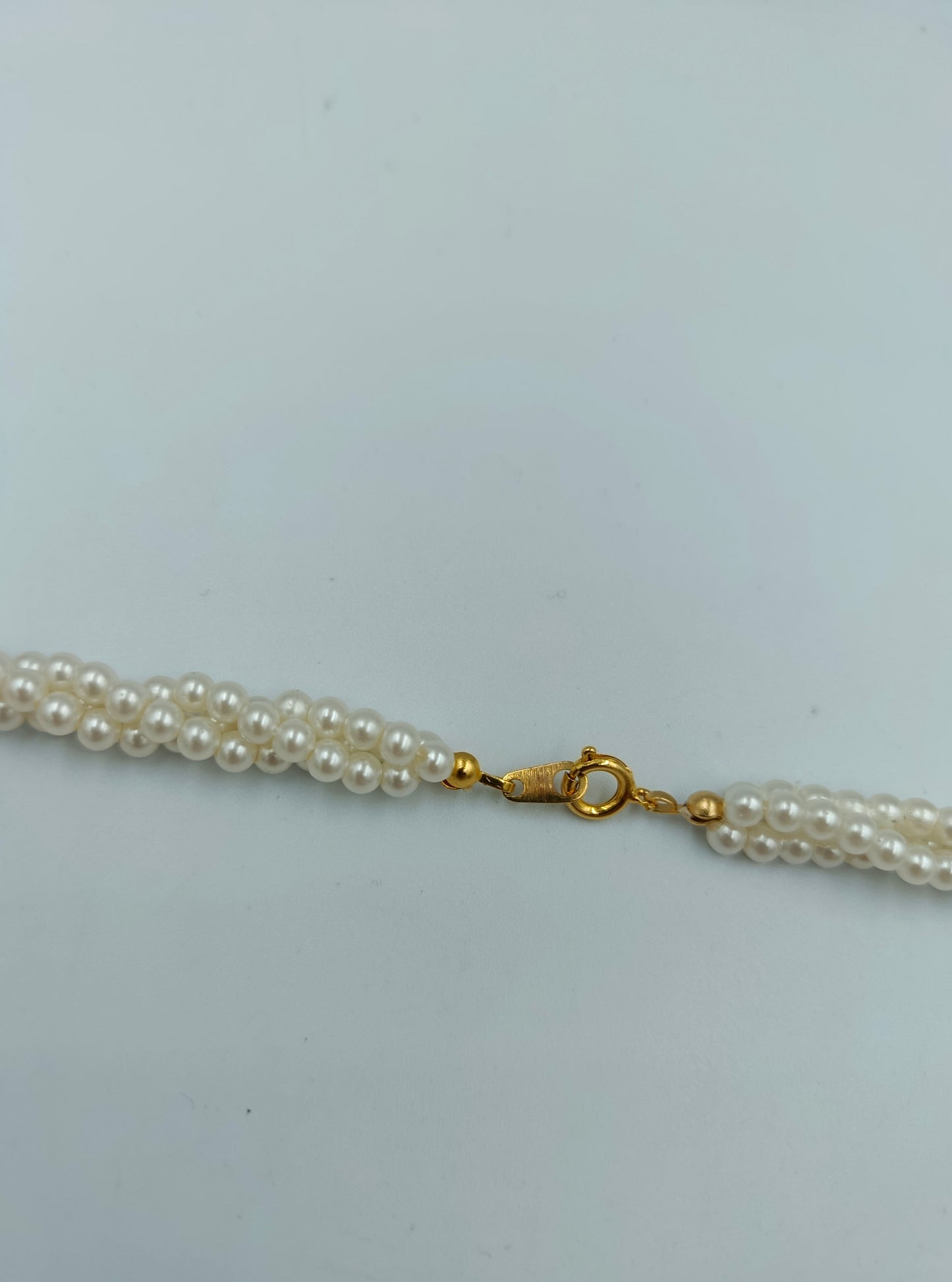 Zweireihige Perlenkette mit goldfarbenem Verschluss