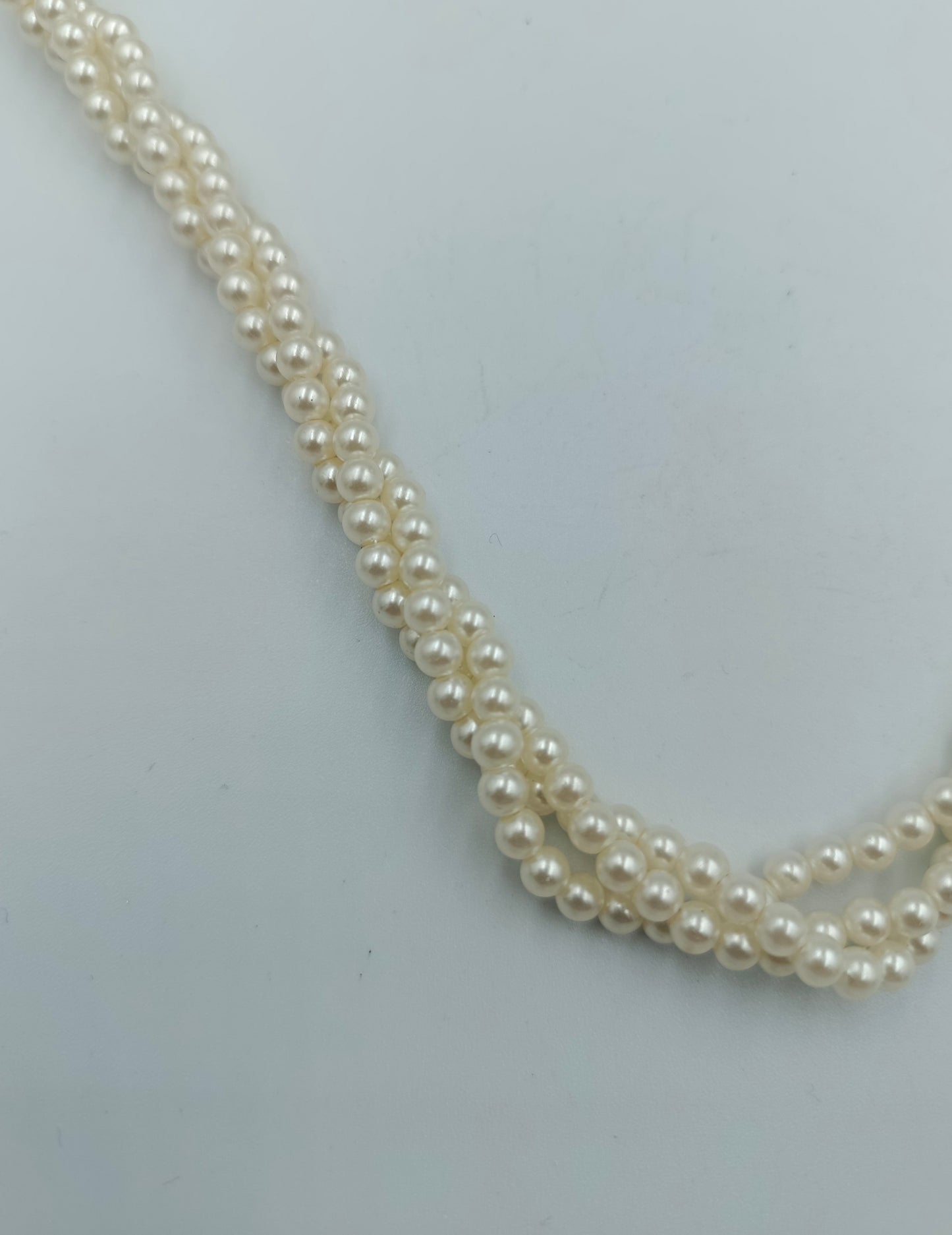 Zweireihige Perlenkette mit goldfarbenem Verschluss