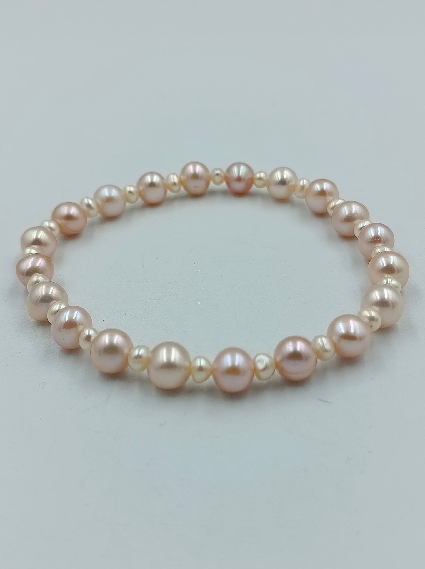 Perlenarmband in zarten Rosé- und Cremetönen