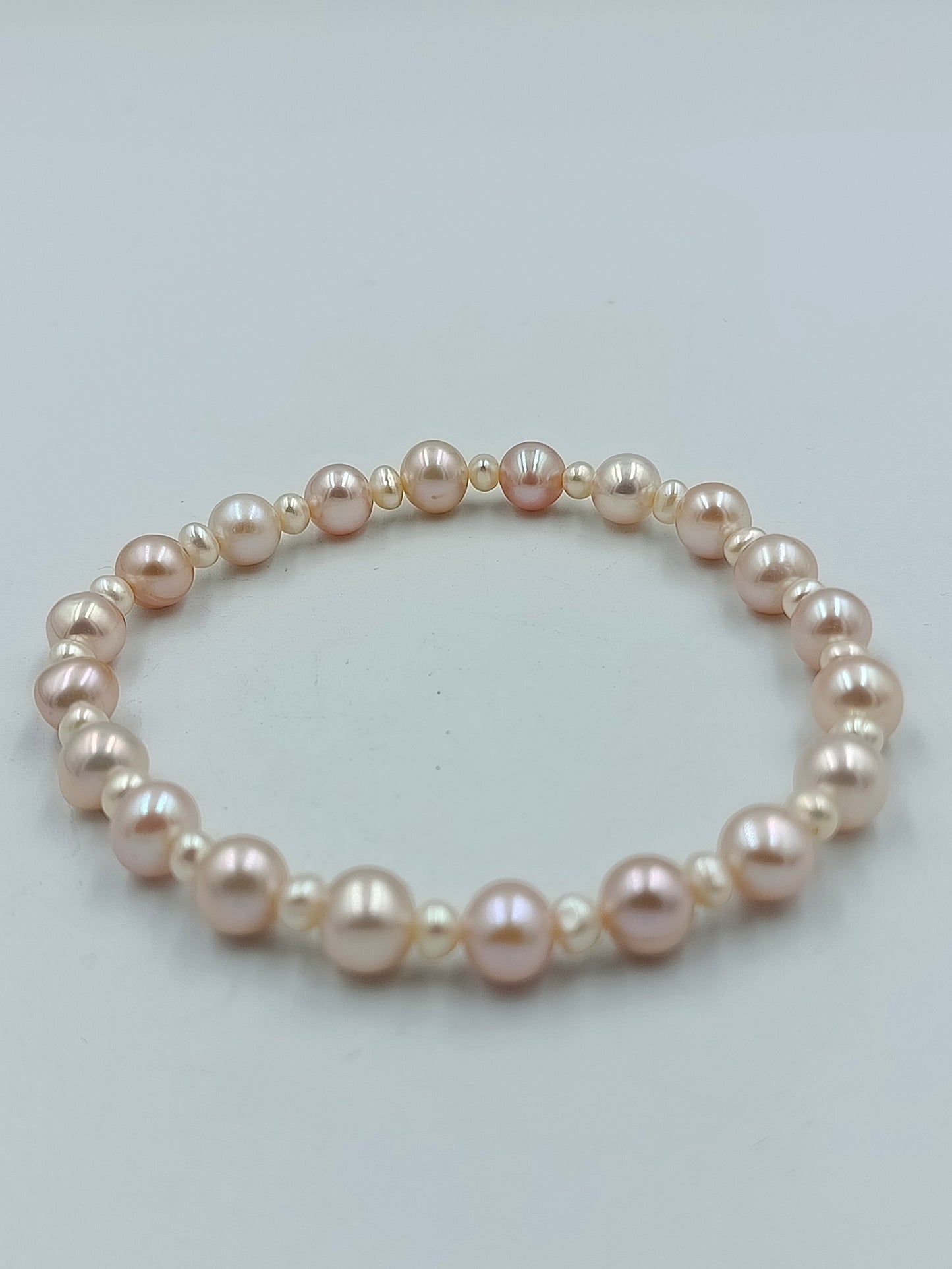 Perlenarmband in zarten Rosé- und Cremetönen