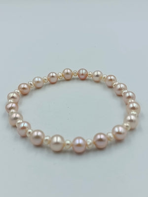Perlenarmband in zarten Rosé- und Cremetönen
