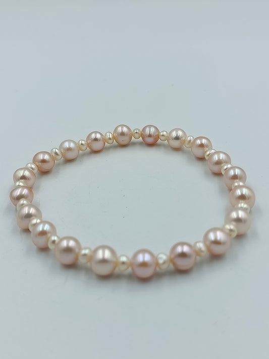 Perlenarmband in zarten Rosé- und Cremetönen