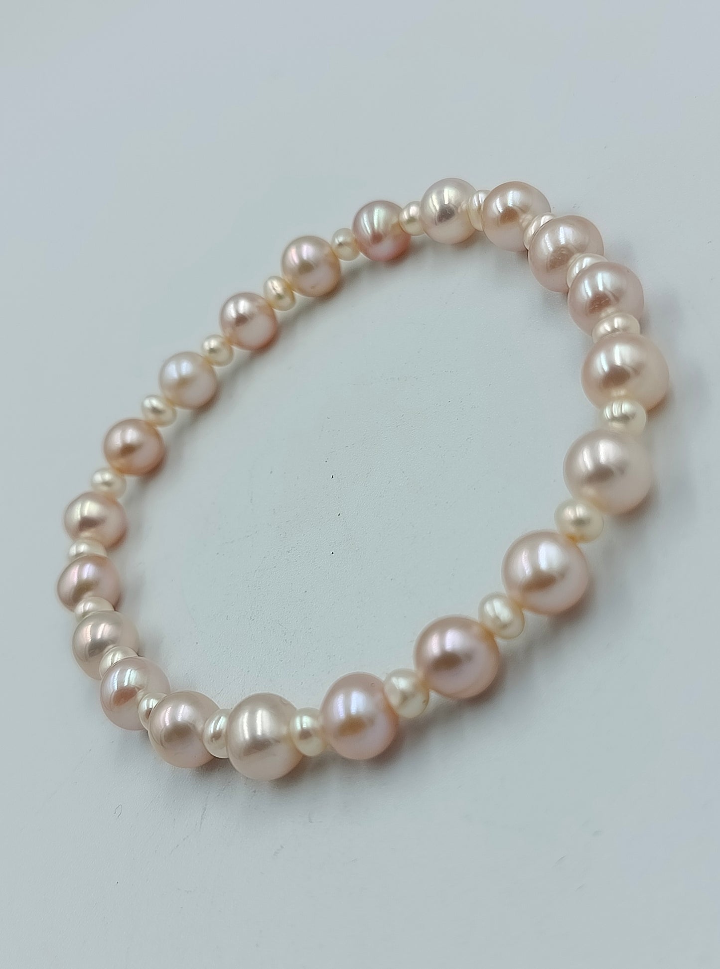 Perlenarmband in zarten Rosé- und Cremetönen