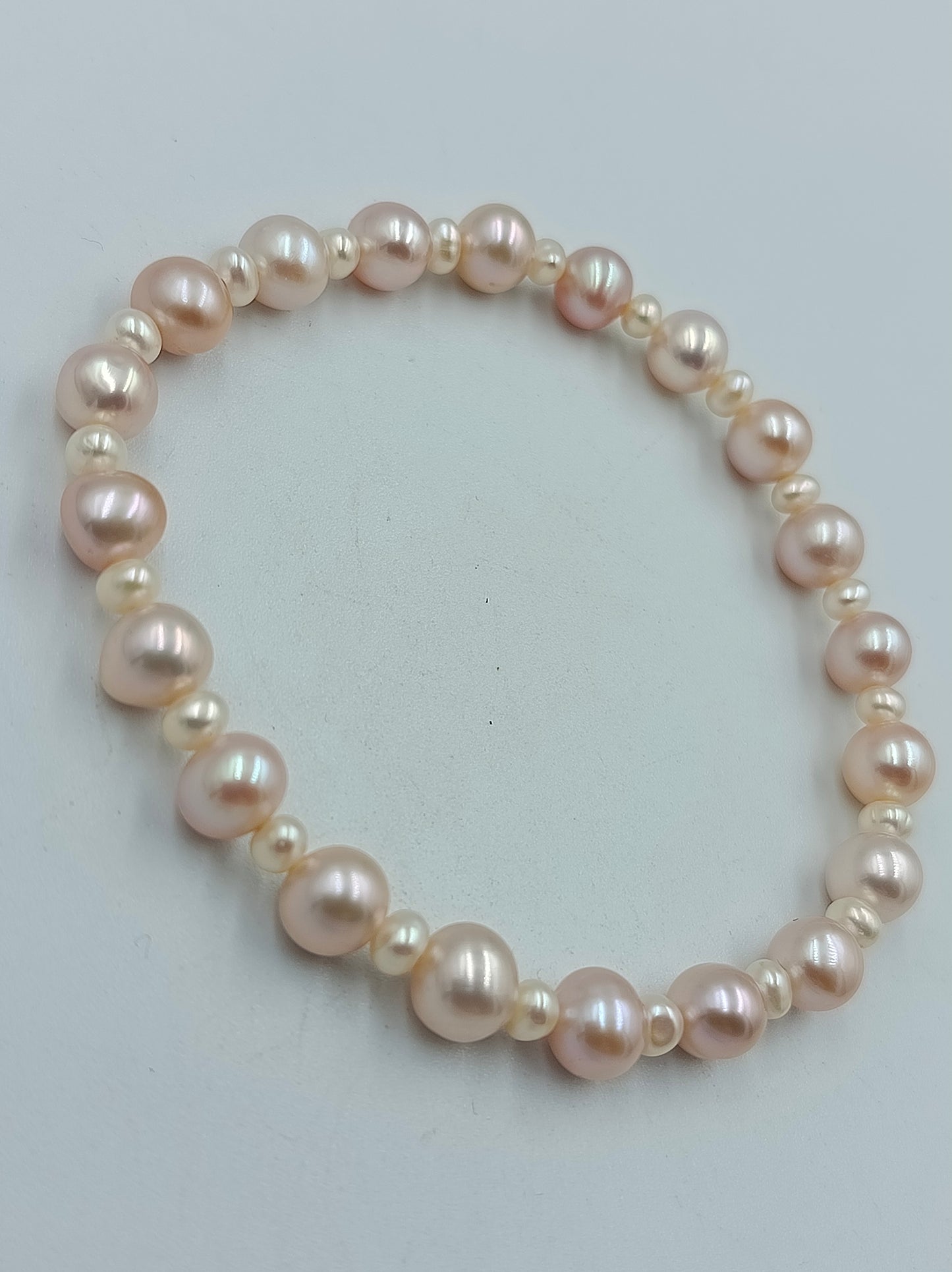 Perlenarmband in zarten Rosé- und Cremetönen