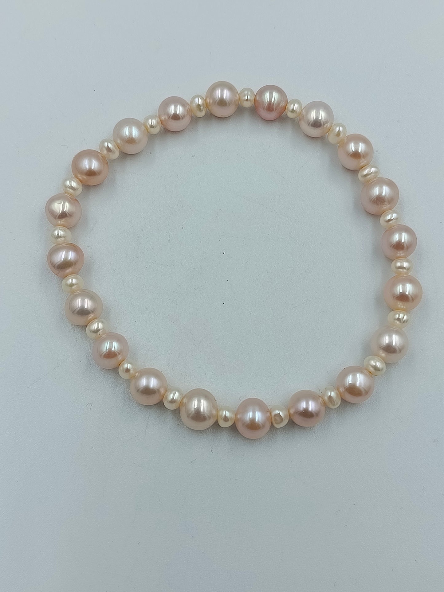 Perlenarmband in zarten Rosé- und Cremetönen