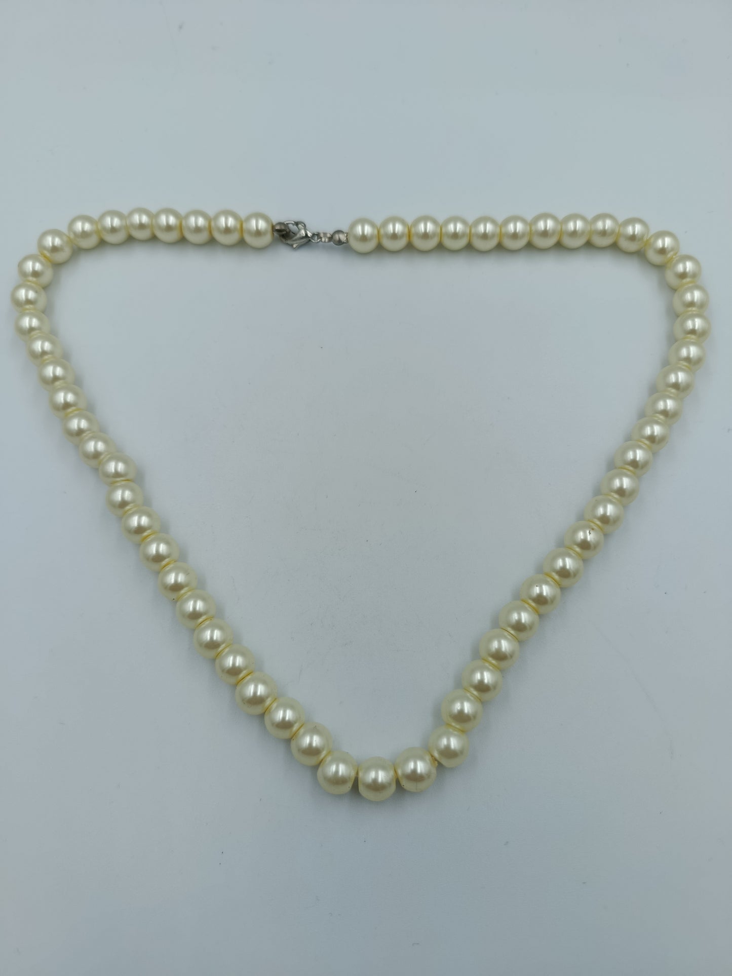 Klassische Perlenkette in Cremeweiß