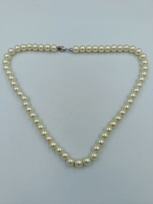 Klassische Perlenkette in Cremeweiß