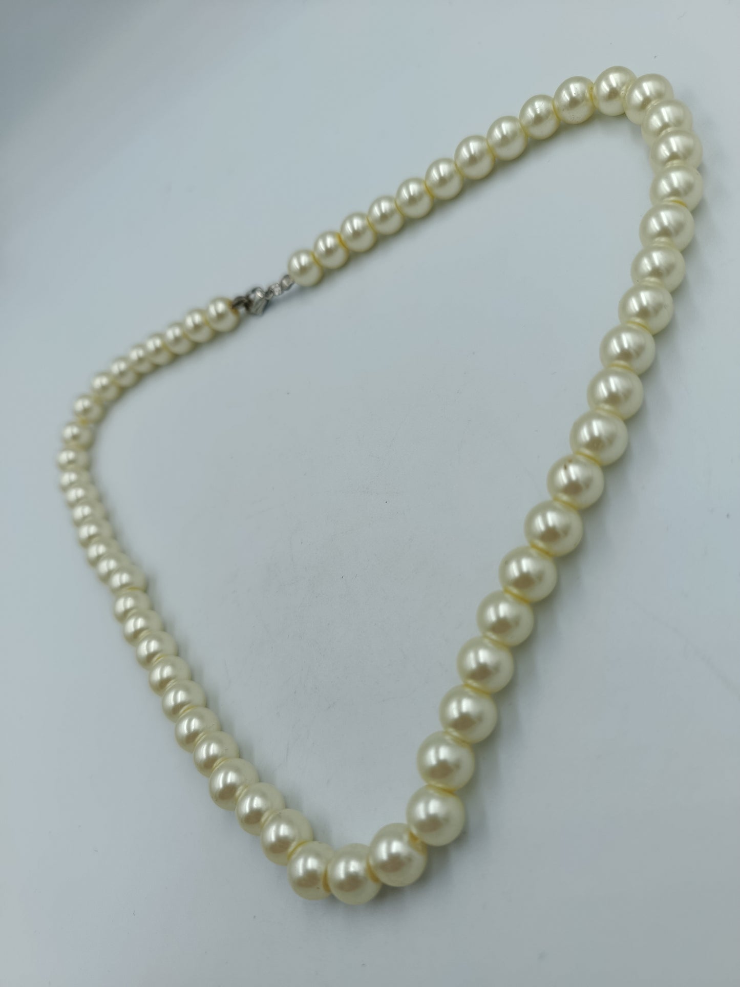 Klassische Perlenkette in Cremeweiß
